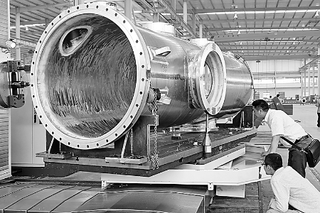 ▲5月6日，河南飛宇實(shí)業(yè)有限公司的技術(shù)人員正在調(diào)試設(shè)備，準(zhǔn)備試生產(chǎn)。