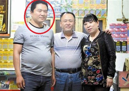 中獎者趙應光(左 腦袋畫了紅圈圈那位大哥)和彩票投注站老板張老二(中)及張老二的妻子合影 中獎者趙應光(左 腦袋畫了紅圈圈那位大哥)和彩票投注站老板張老二(中)及張老二的妻子合影