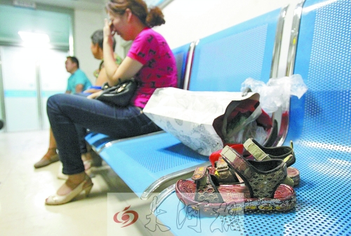 7歲男孩去廁所被“精神病”大男孩捅十多刀,孩子父母和孩子姥姥在手術室前痛哭。孩子的涼鞋上全是血跡。