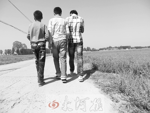 親眼目睹小伙伴在自己面前慘遭橫禍,三個孩子變得異常沉默。