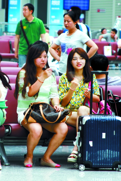 實在太熱，有個美女拿身份證當扇子用