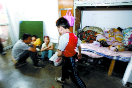 孩子們住在這里，沒有上學(xué)，大部分時(shí)間是練功，出去表演