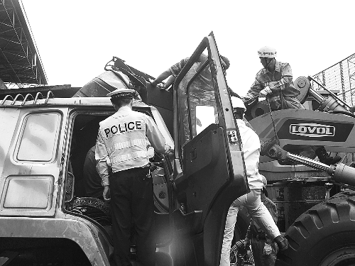 　　調(diào)來鏟車，幫忙救人。