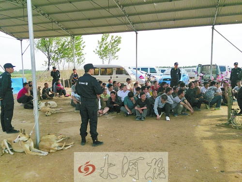 民警突襲賭場，64名涉案人員全部落網(wǎng)。