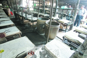 每天3000斤白豆腐在這樣的黑作坊內被生產出來 每天3000斤白豆腐在這樣的黑作坊內被生產出來