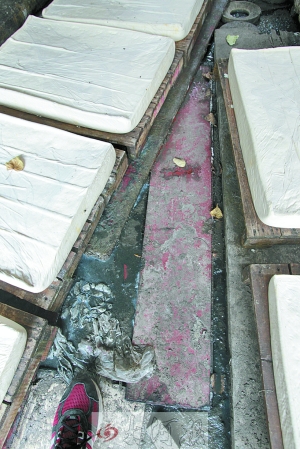 無處下腳的作坊內衛(wèi)生和安全問題堪憂 無處下腳的作坊內衛(wèi)生和安全問題堪憂