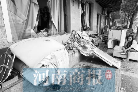 　多間臨街商鋪夜間被砸，店里的沙發(fā)、貨品等被搬到了戶外  侯建勛/攝