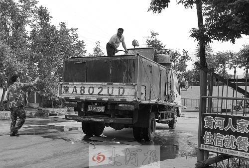 非法捕魚(yú)者(穿迷彩服者)正向魚(yú)販兜售非法捕撈的野生魚(yú) 非法捕魚(yú)者(穿迷彩服者)正向魚(yú)販兜售非法捕撈的野生魚(yú)