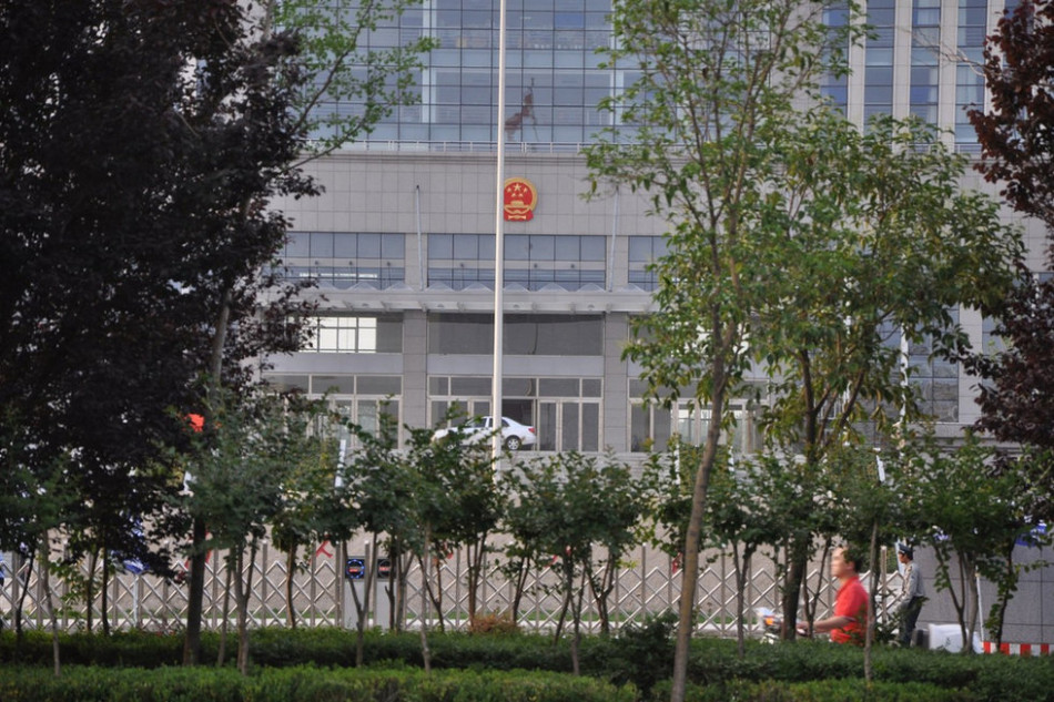 　　圖為魏都區(qū)政府門前的國徽和隱約的“為人民服務(wù)”字樣。來源：光明網(wǎng)