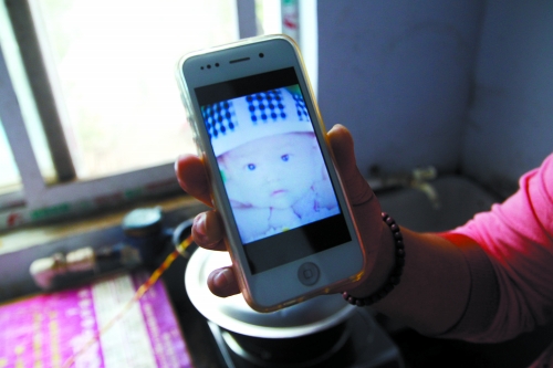 兒子過(guò)去的照片，她一直存在手機(jī)里