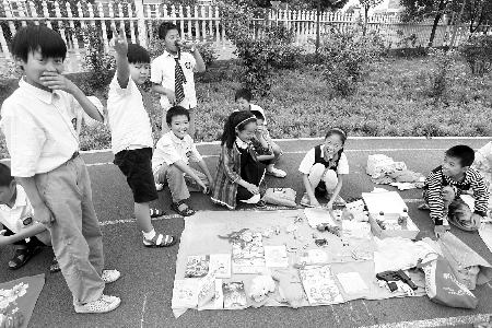 小學(xué)生當(dāng)?shù)財(cái)偫习?，擺起攤來也很專業(yè)