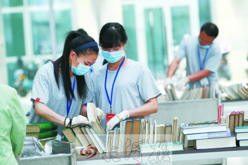 工作人員正在忙著整理書籍,逐一登記、歸類。