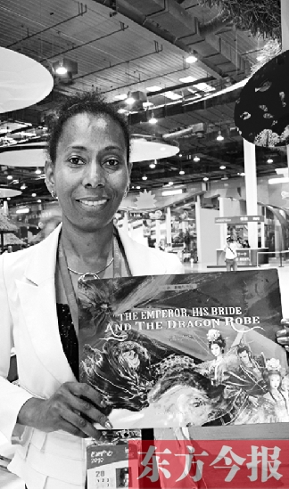 桑麗莎的童話書(shū)《皇帝、新娘與龍袍》在上海世博會(huì)加勒比聯(lián)合館與中國(guó)讀者見(jiàn)面 資料圖片