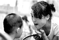 　張麗梅的發(fā)音吐字并不清晰。但她每次教兒子練習，都力求做到“聲情并茂”。