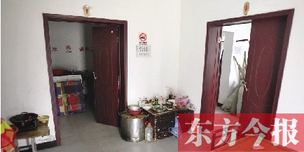 男廁洗漱池前，堆放著大量家電、家具等生活用品