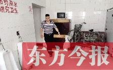 男廁中擺放的電視機(jī)、柜子、自行車等物品