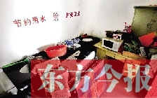 廁所進(jìn)門中廳，擺放著灶臺(tái)、餐桌、床鋪等，乍一看像個(gè)客廳