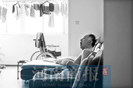 金老先生因偏癱生活不能自理，鄰居說，平時經(jīng)常看到護(hù)工和老人的弟弟前來照顧 實(shí)習(xí)生 唐韜/攝