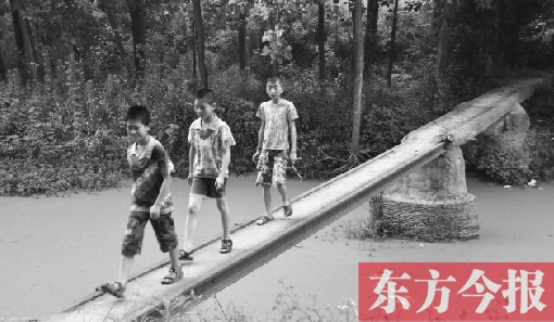 這座寬僅0.4米的危橋，承擔(dān)著1000多人的出行