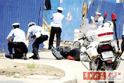 　一名歹徒被抓獲，另一名歹徒持槍劫持了一名門衛(wèi)。