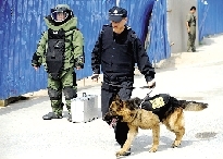排爆專家、警犬在現(xiàn)場(chǎng)待命。
