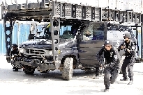 特警的突擊車到達(dá)現(xiàn)場(chǎng)。