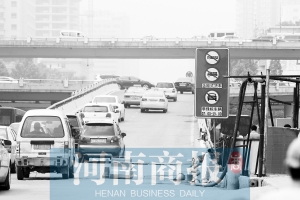 紫荊山立交橋上橋口，已經(jīng)有非綠標(biāo)車禁止通行的標(biāo)志 王春勝/攝