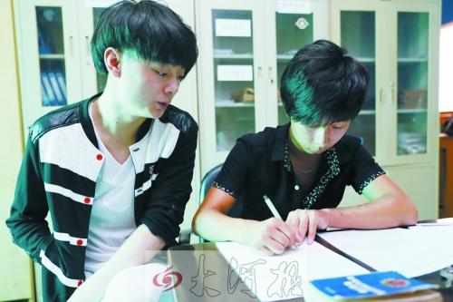 由于王文右手殘疾只能讓表弟替他寫申辦材料 由于王文右手殘疾只能讓表弟替他寫申辦材料