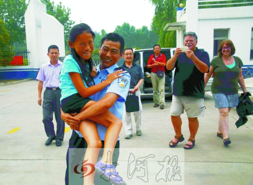 黨心松一行人剛下車(chē)，楊衛(wèi)軍就一把抱起了她，流露出幸福的笑容，不遠(yuǎn)處史蒂夫拍照銘記這一刻。