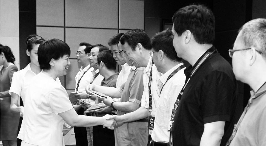 河南省委常委、宣傳部長趙素萍給中國紀(jì)錄片播出聯(lián)盟理事臺發(fā)放牌匾