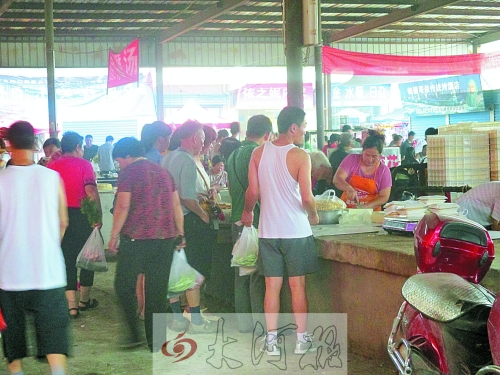 昔日冷清的豆腐攤位現(xiàn)在門(mén)庭若市 昔日冷清的豆腐攤位現(xiàn)在門(mén)庭若市