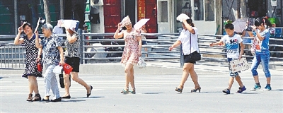  街頭，遮擋陽光是一門“技術(shù)活”。