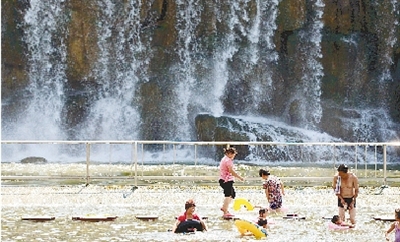 能玩水的地方，人一定多。