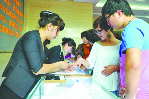 在北上廣等一線城市，鉆戒價(jià)格與國(guó)際接軌，價(jià)格不高，引發(fā)市民搶購(gòu)潮。