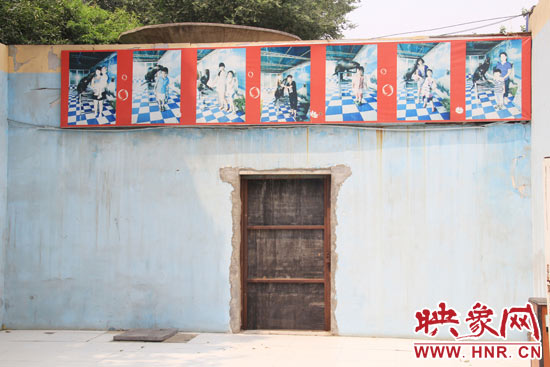 在鄭州市動物園內(nèi)的海獅館內(nèi)，隨處可見游客與動物合影的宣傳畫。