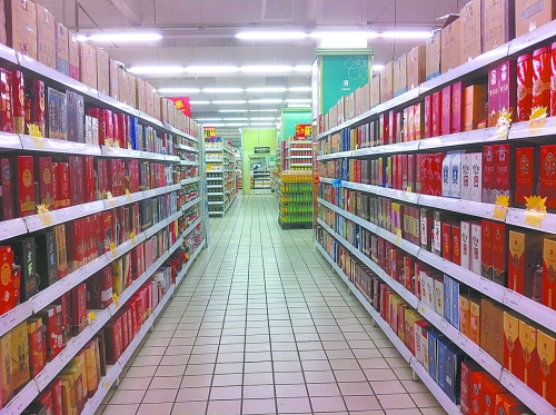 商場里賣的酒，銷售人員稱都是純糧酒，而專家稱，中、低檔酒用酒精和各種添加劑勾兌的情況并不鮮見。