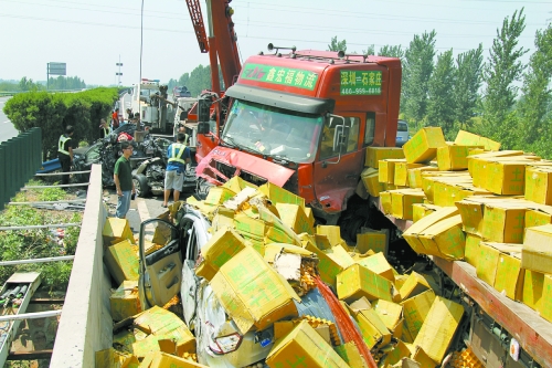大貨車旁邊的海馬轎車被雞蛋砸中，車上兩人逃脫及時，僅受輕傷。