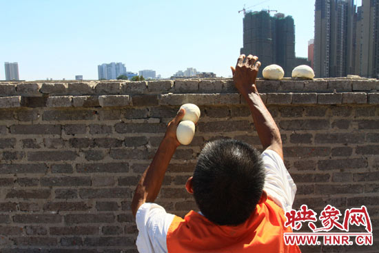 圖為老王在取曬干的饅頭。