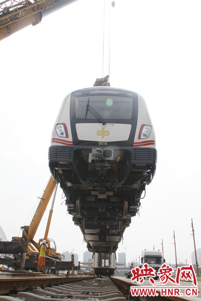 第一節(jié)車廂被調(diào)離鐵軌 第一節(jié)車廂被調(diào)離鐵軌