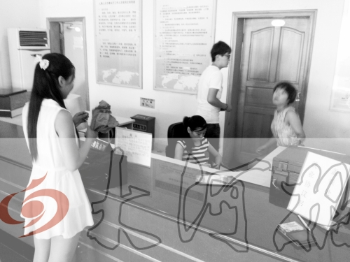 鄭州市人才交流服務(wù)中心二樓大廳，剛畢業(yè)大學(xué)生咨詢政策，工作人員卻在若無其事地玩手機(jī)。