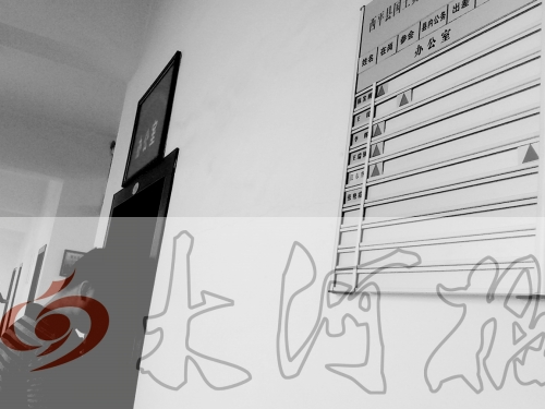 　7月4日上午，西平縣國土局辦公室門口在崗牌子高高掛，但里面空無一人。