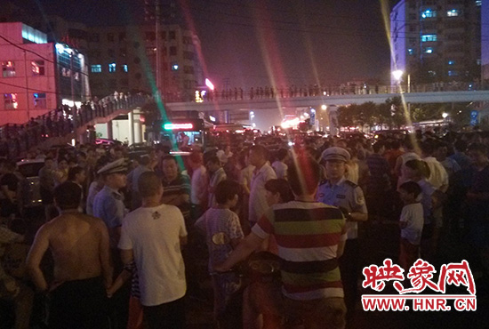 8月7日晚20時(shí)許，幾位交警在人群中