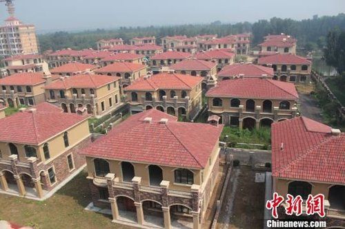 在鄭州市惠濟區(qū)花園口鎮(zhèn)申莊村的黃河岸邊，這處豪華別墅群蔚為壯觀。侯偉勝 攝