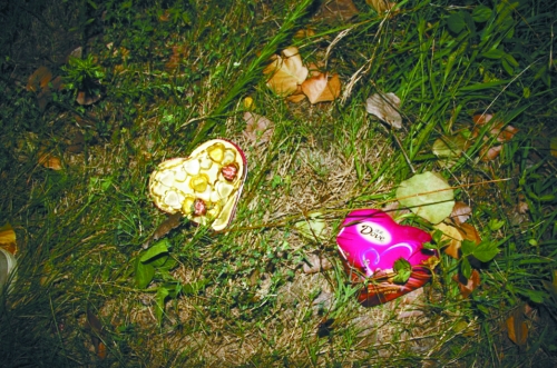 今天是七夕節(jié)，但這對(duì)愛(ài)人或許無(wú)法甜蜜分享這盒巧克力了……