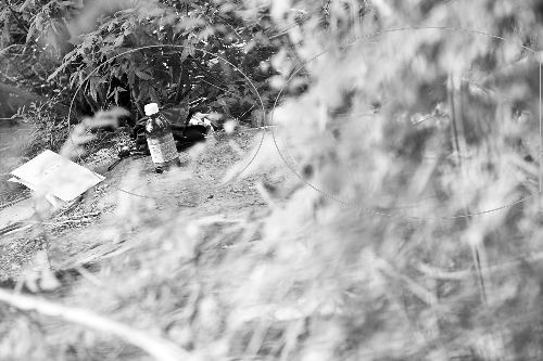 尸體旁放著一瓶農(nóng)藥和一把雨傘 尸體旁放著一瓶農(nóng)藥和一把雨傘