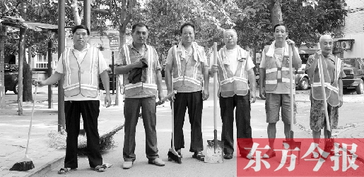 昨天下午6點(diǎn)，6名環(huán)衛(wèi)工人相伴乘坐B(niǎo)1返回27公里外的花園口村。