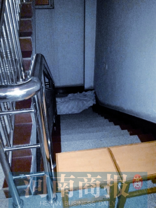 昨晚7點(diǎn)多，女孩的尸體還未移走 見(jiàn)習(xí)記者 姬中貴/攝