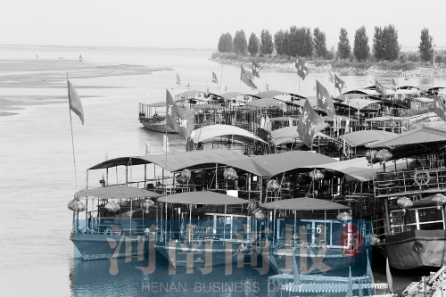 這些出航的船只，都沒有相關(guān)資質(zhì) 記者 王春勝/攝