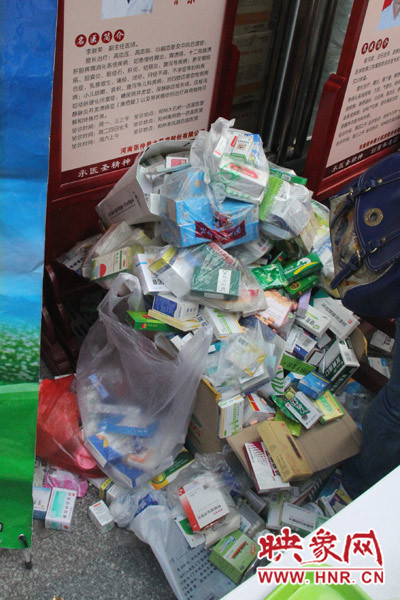 兌換點(diǎn)負(fù)責(zé)人表示，一整天兌換的過(guò)期藥有這樣的七八倍