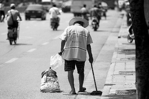 在街頭忙碌的環(huán)衛(wèi)工 本報資料圖片 在街頭忙碌的環(huán)衛(wèi)工 本報資料圖片